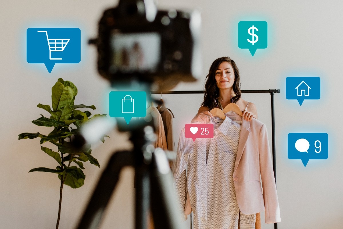 woman-live-streaming-online-shopping-campaign-1